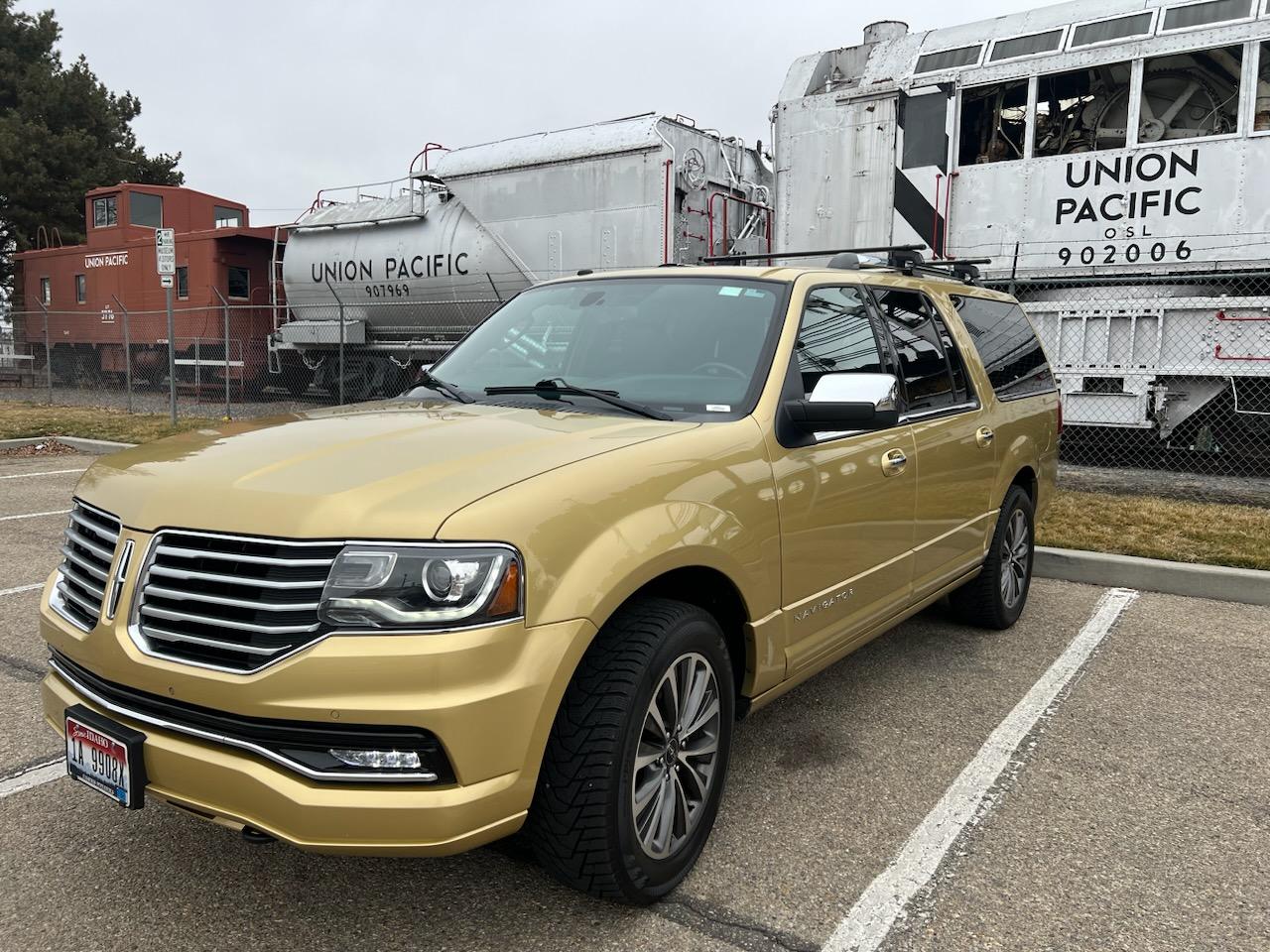 Lincoln Navigator - Gold